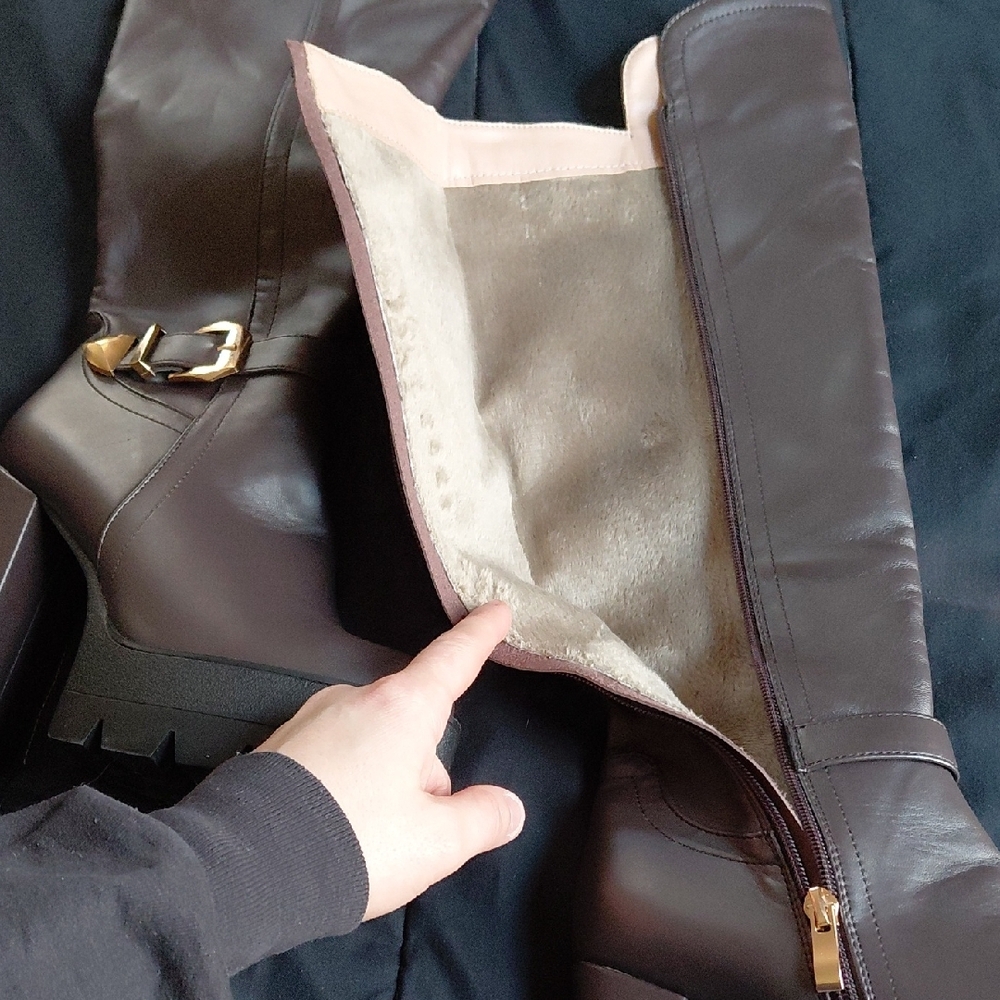 Elegant Brown Heeled Boots with Gold Accents - Picture 4 of 5
